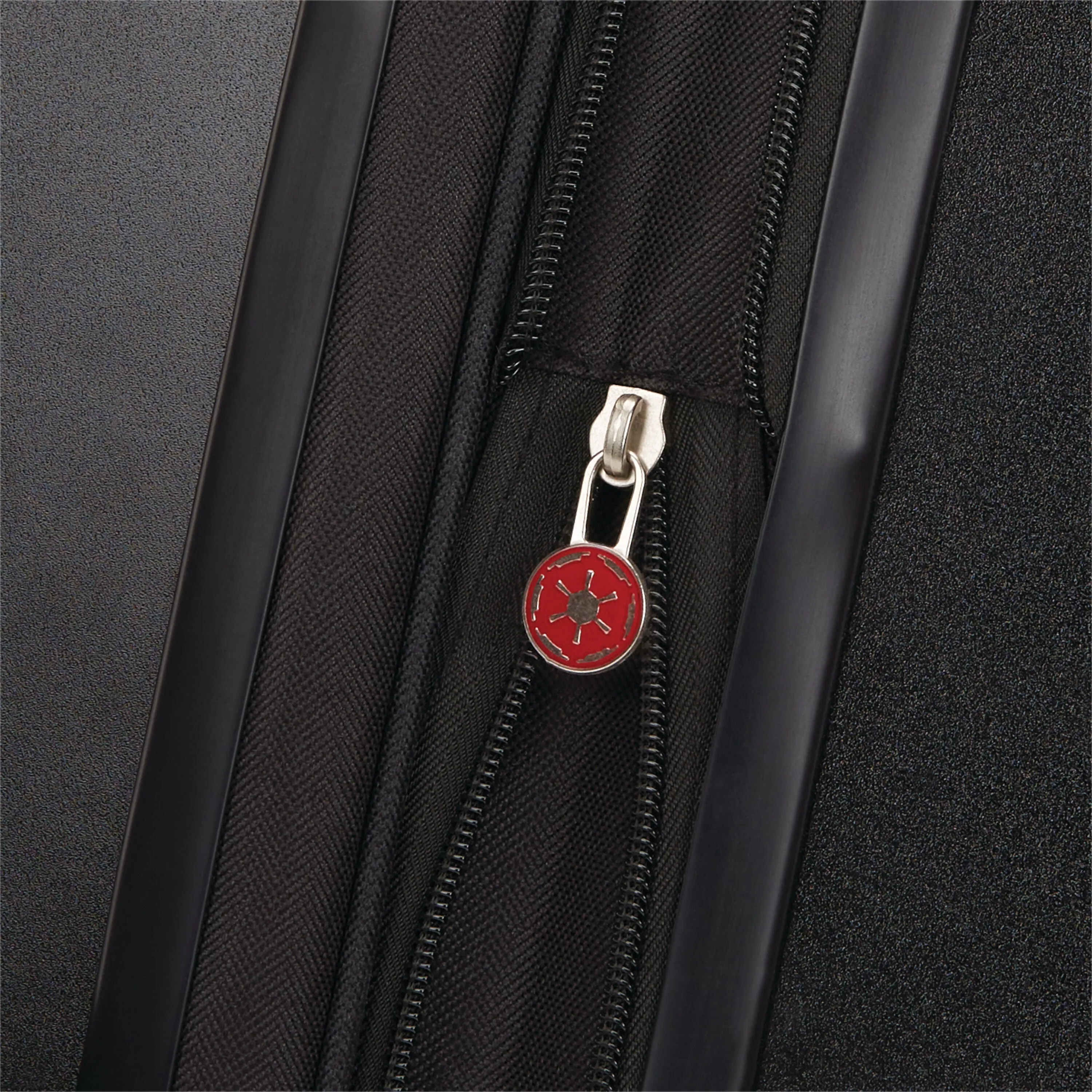 American Tourister 21" SPINNER - STAR WARS DARTH VADER